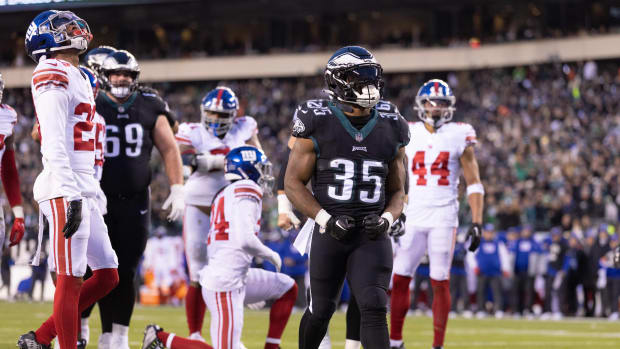 Boston Scott scores a firt quarter TD in Week 18 to give the Eagles a 10-0 lead vs. the Giants